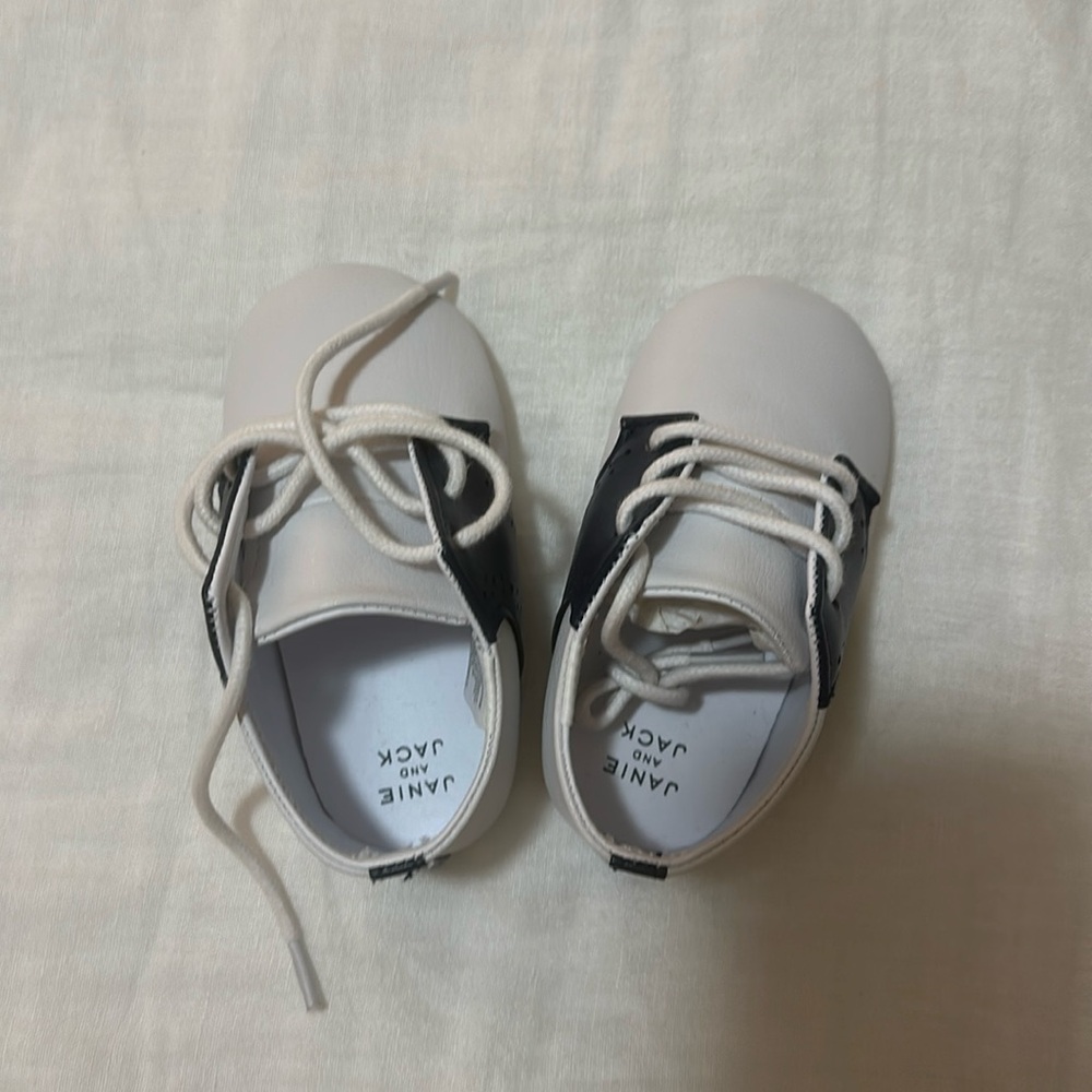 NWOT Janie and Jack saddle crib shoes 12-18 months